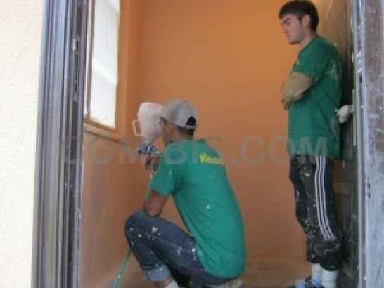 Нанесение декоративной штукатурки 