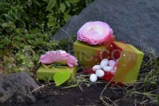 Коробочка зеленая с цветком