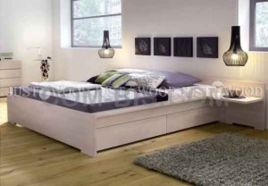 Кровать двуспальная деревянная 