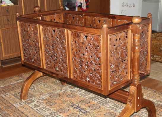 Детская кроватка из массива дерева с резьбой