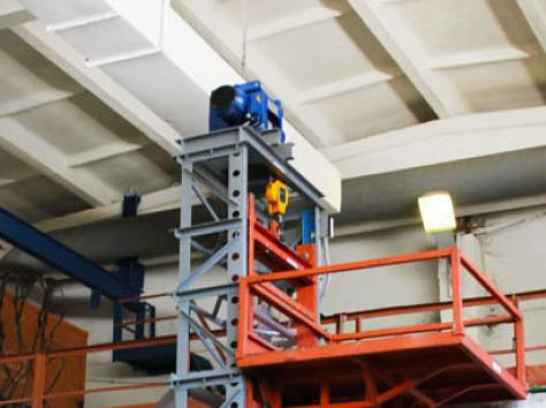 Мачтовый грузовой подъемник