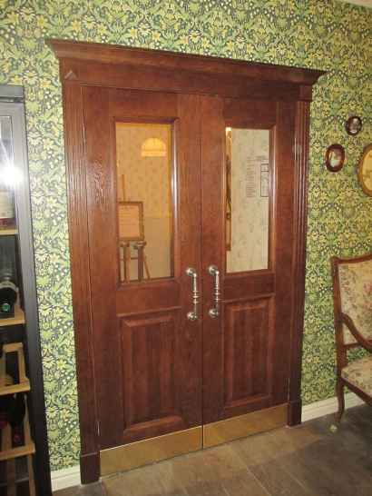 Двери из массива дерева