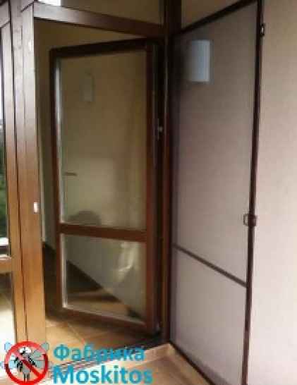 Москитная сетка на двери 