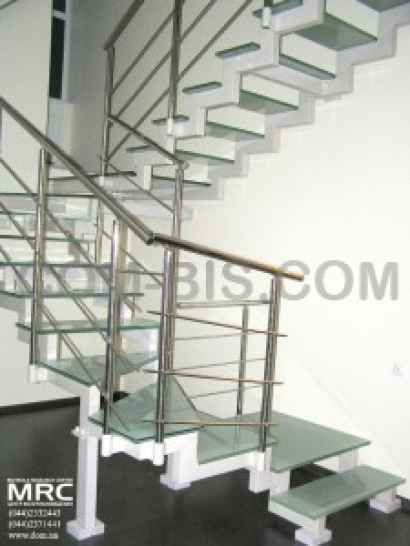 Лестница со стеклянными ступенями 