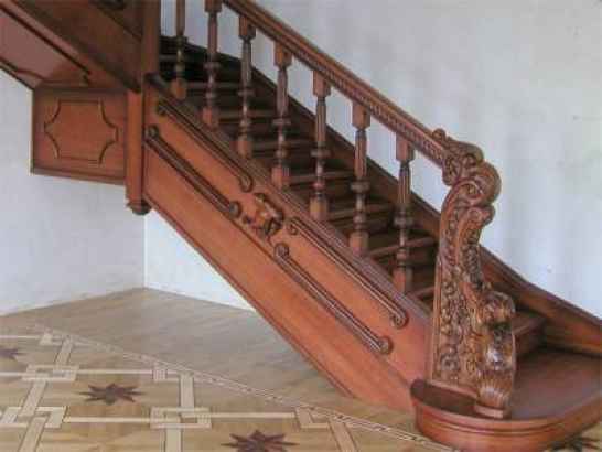 Лестница деревянная на тетивах